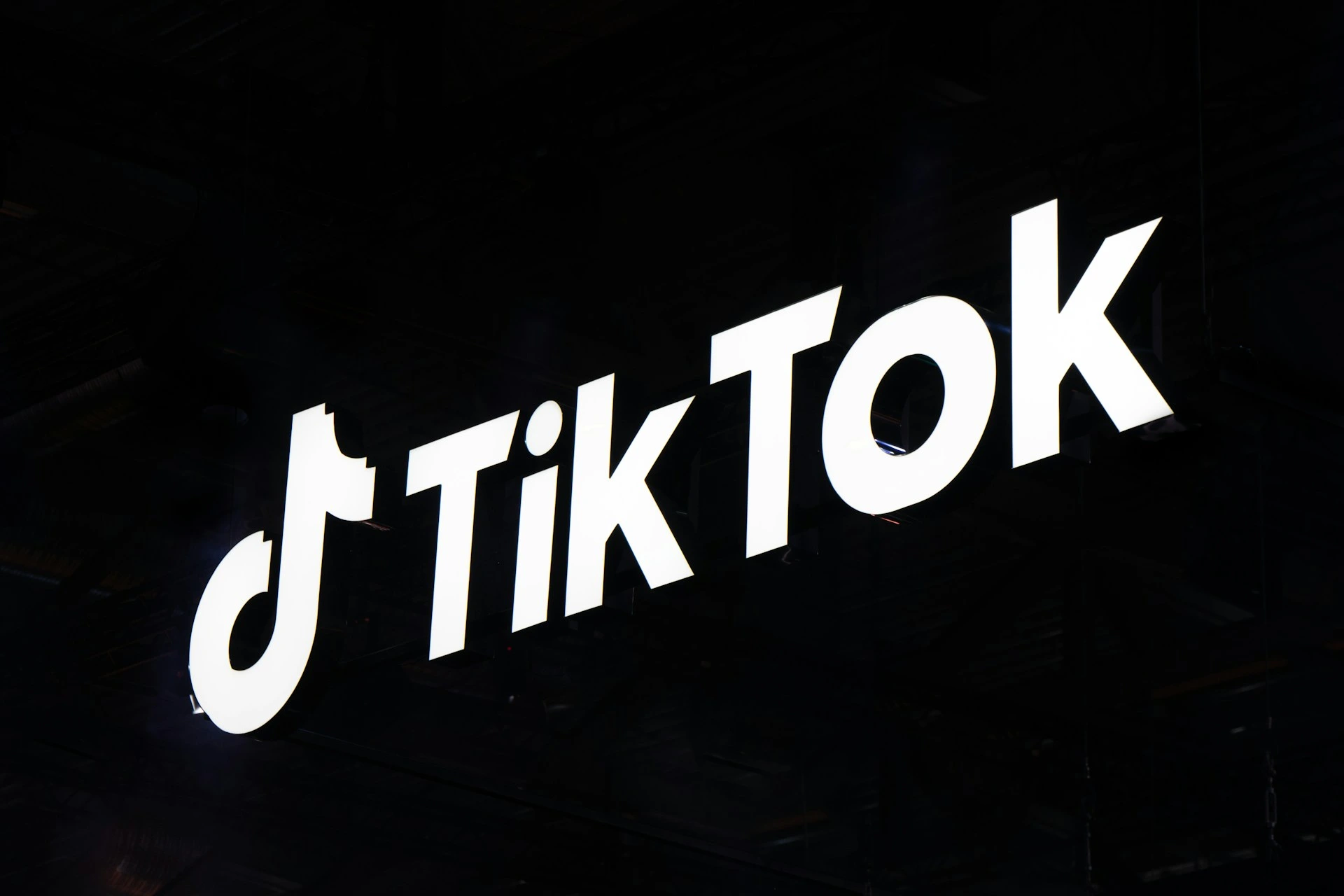 TikTok ได้ทำการไล่ออกพนักงานหลายร้อยคนในการเปลี่ยนแปลงทางด้านการตรวจสอบเนื้อหาด้วย AI