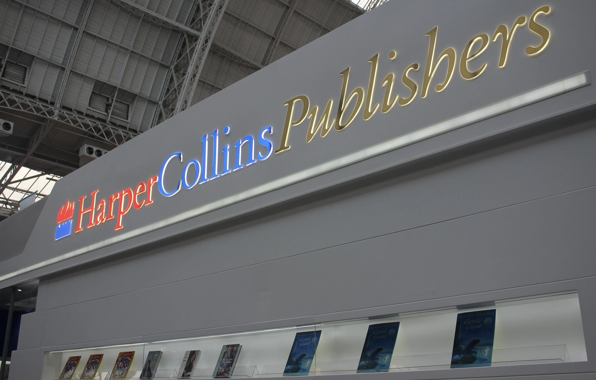 HarperCollins ร่วมมือกับบริษัท AI, ผู้เขียนตัวต่อตัวเกี่ยวกับการเข้าร่วม